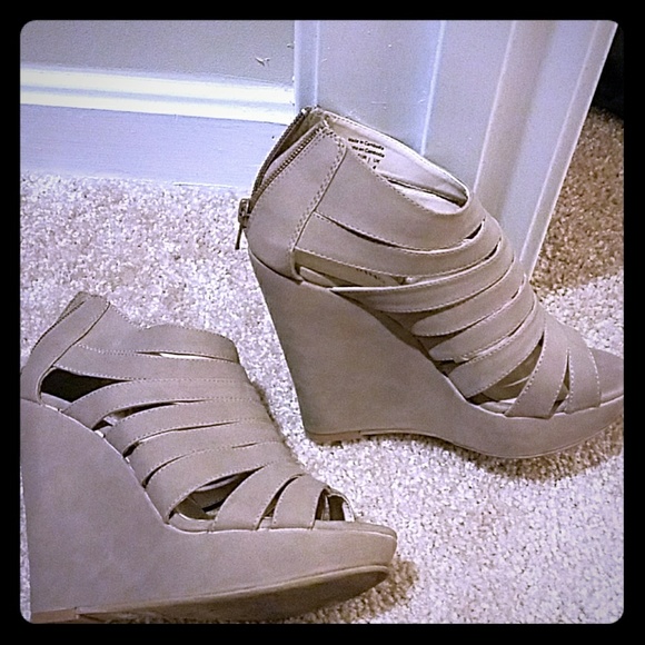 Tan wedge platforms - Picture 1 of 6